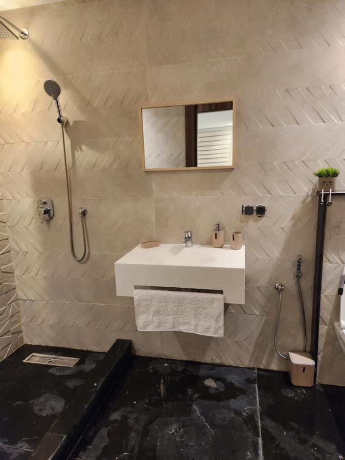 Modern Luxury Retreat: 2-Bedroom Apartment In The Heart Of Marrakech 马拉喀什 外观 照片